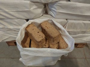 Agnalas Mischholzbriketts Briketts im Sack 3.jpg